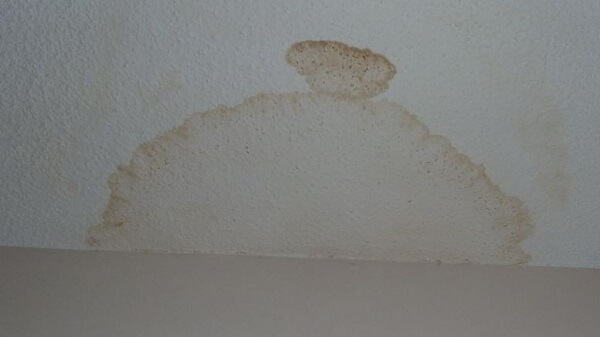 Traces d’humidité au plafond : pourquoi?